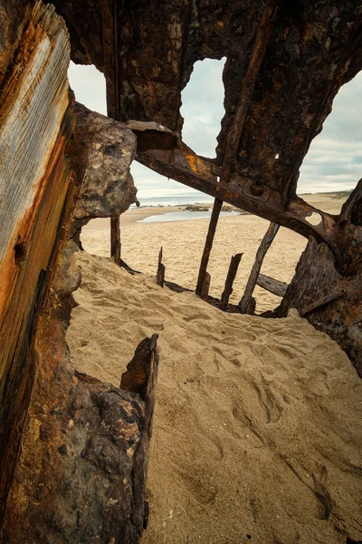 Shipwreck on a sandy beach — Stock Photo, Image