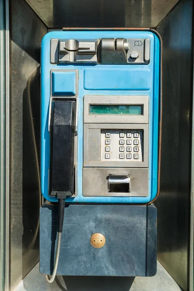 Vecchio telefono pubblico blu — Foto Stock