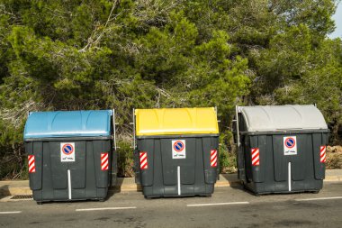 Geri dönüşüm renkli kaplar