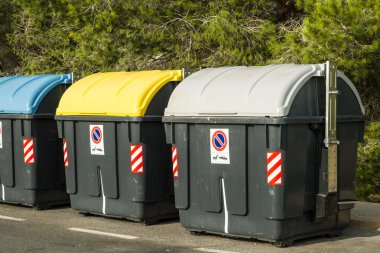 Geri dönüşüm renkli kaplar