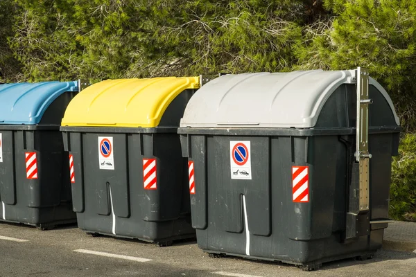 Kolorowe pojemniki do recyclingu — Zdjęcie stockowe