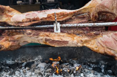 sıcak köz üzerinde kavrulmuş tükürmek