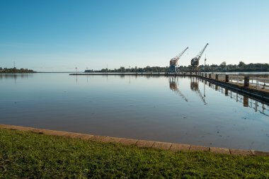 Nehir liman manzarası