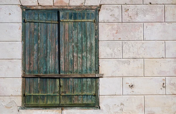 Bir koloni cephesinde eski pencere — Stok fotoğraf