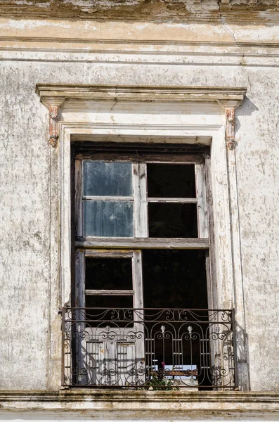 Janela quebrada de um edifício colonial — Fotografia de Stock