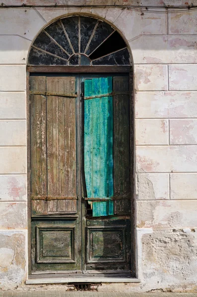 Vecchia porta su un edificio coloniale — Foto Stock