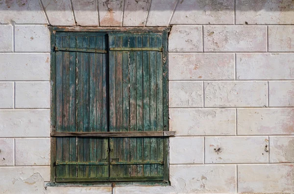 Janela velha em uma fachada colonial — Fotografia de Stock
