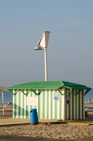 在海滩上的海滩小屋 — 图库照片