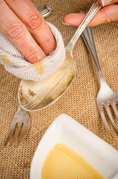 Cleaning silverware close up — Stock Photo, Image