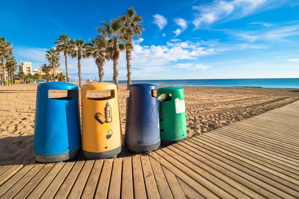 Papeleras de reciclaje en la playa —  Fotos de Stock