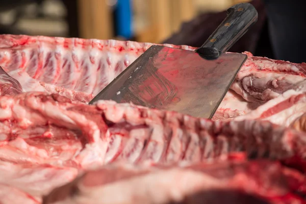 Açougueiro que prepara um porco — Fotografia de Stock