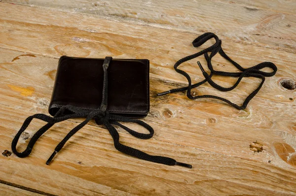 Бумажник на шнурке на столе — стоковое фото