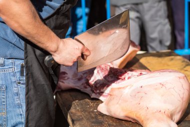 Bir domuz bacak hazırlanıyor
