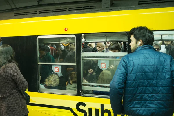 Überfüllte U-Bahn — Stockfoto