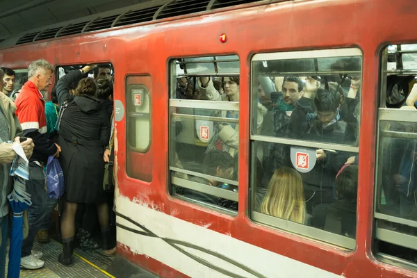 Überfüllte U-Bahn — Stockfoto