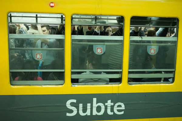 Überfüllte U-Bahn — Stockfoto