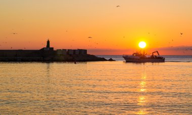 gelen balıkçı teknesi