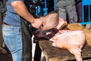 Bir domuz bacak hazırlanıyor