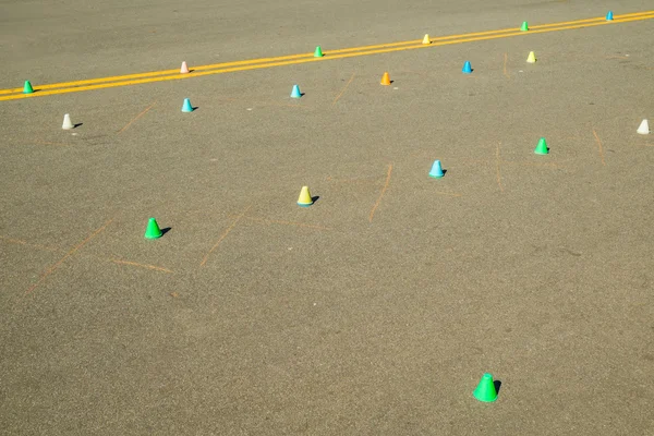 Cones coloridos para pracktice slalom — Fotografia de Stock