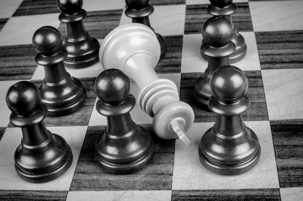 Pawns surrounding king — Stock Photo, Image