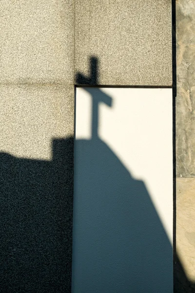 Skuggan av ett kors på en vägg — Stockfoto