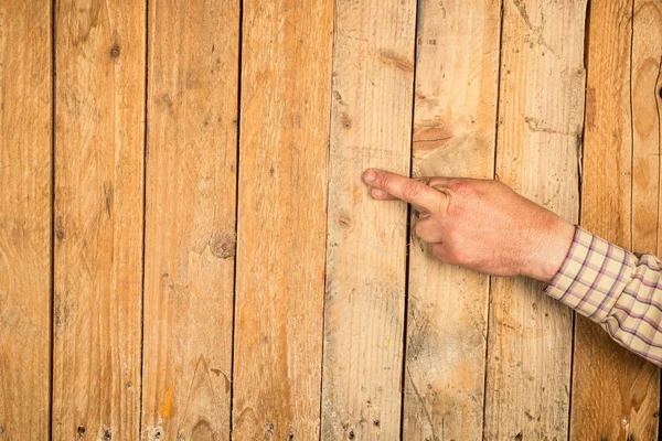 Menselijke hand op houten achtergrond — Stockfoto