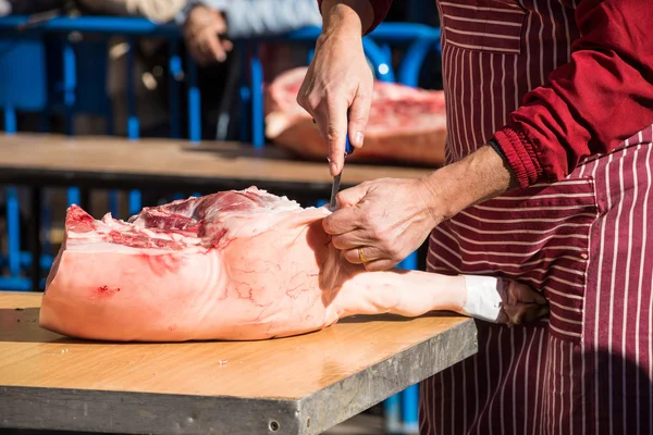 Preparando uma perna de porco — Fotografia de Stock