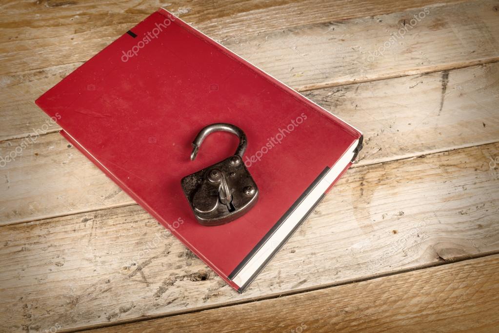 Livre  la clé de la connaissance — Photographie OlafSpeier © #99966742