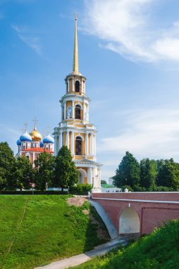 Ryazan Kremlin bir mimari anıttır. Mavi gökyüzüne karşı yaz manzarası