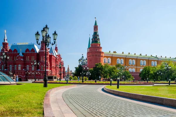 Moskova Kremlin. Manezhnaya Meydanı 'ndan Kremlin manzarası. - Rusya. Moskova.