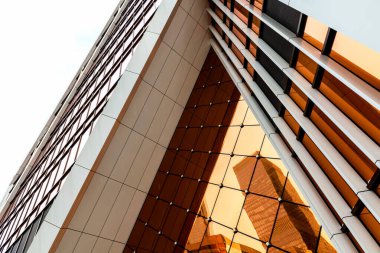 Modern iş binaları. Binanın dış kısmı metal ve camdan yapılmıştır. Moskova.