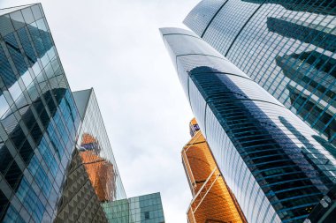 Modern iş binaları. Binanın dış kısmı metal ve camdan yapılmıştır. Moskova.