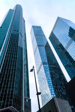 Modern iş binaları. Binanın dış kısmı metal ve camdan yapılmıştır. Moskova.