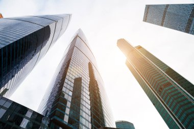 Modern iş binaları. Binanın dış kısmı metal ve camdan yapılmıştır. Moskova.