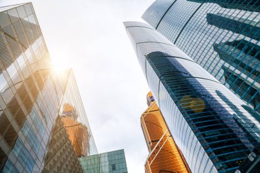 Modern iş binaları. Binanın dış kısmı metal ve camdan yapılmıştır. Moskova.