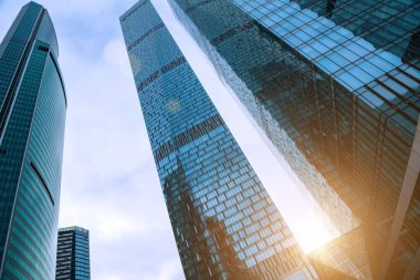 Modern iş binaları. Binanın dış kısmı metal ve camdan yapılmıştır. Moskova.