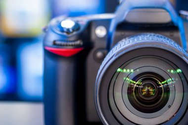 Mağazadaki masanın üzerinde duran dijital kamera..