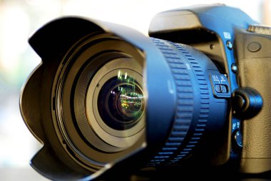 Mağazadaki masanın üzerinde duran dijital kamera..