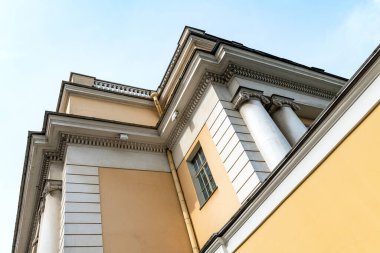 Güneşli bir yaz gününde Mikhailovsky Sarayı 'nın cephesi. St. Petersburg