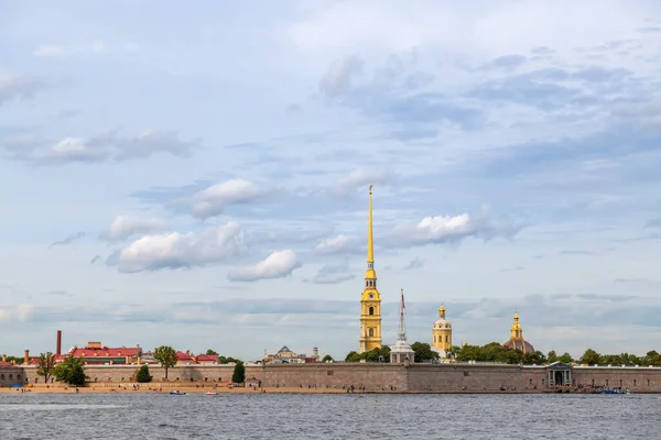来自涅瓦河堤岸的城市景观 彼得和保罗 福雷斯圣彼得堡 — 图库照片