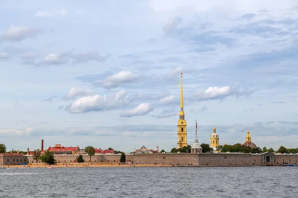 来自涅瓦河堤岸的城市景观 彼得和保罗 福雷斯圣彼得堡 — 图库照片