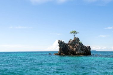 Adaman Denizi 'ndeki adalardan birinin güzel manzarası. Seyahat merkezi geçmişi. Yaz tatili. Boşluğu kopyala.