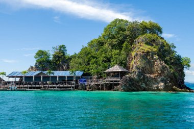 Adaman Denizi 'ndeki adalardan birinin güzel manzarası. Seyahat merkezi geçmişi. Yaz tatili. Boşluğu kopyala.