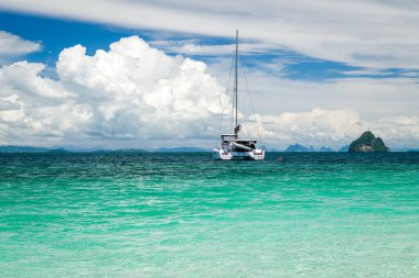 Adaman Denizi 'nin masmavi sularıyla dolu güzel bir deniz manzarası ve bulutlu mavi bir gökyüzü. Tayland