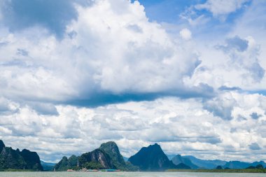 Adaman Denizi 'nde adaları olan güzel bir manzara, masmavi suyu olan ve bulutlu gökyüzü olan. Tayland