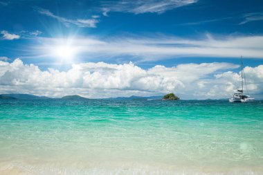 Güzel bulutlu mavi gökyüzüne karşı Adaman Denizi 'nin kumsalları ve masmavi suları..