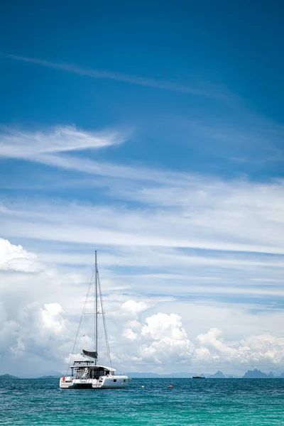 Adaman Denizi 'nin masmavi sularıyla dolu güzel bir deniz manzarası ve bulutlu mavi bir gökyüzü. Tayland