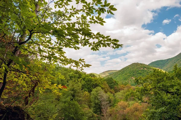 Dağ sonbahar manzarası beyaz bulutlu mavi bir gökyüzünün arka planına karşı. Divnomorskoe. Krasnodar Bölgesi.
