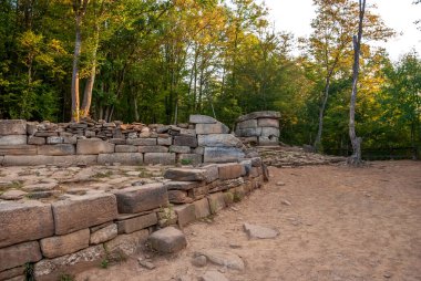 Dağ sonbahar manzarası. Dolmens. Divnomorskoe. Krasnodar Bölgesi.