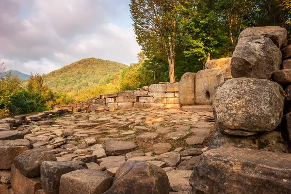 Dağ sonbahar manzarası. Dolmens. Divnomorskoe. Krasnodar Bölgesi.